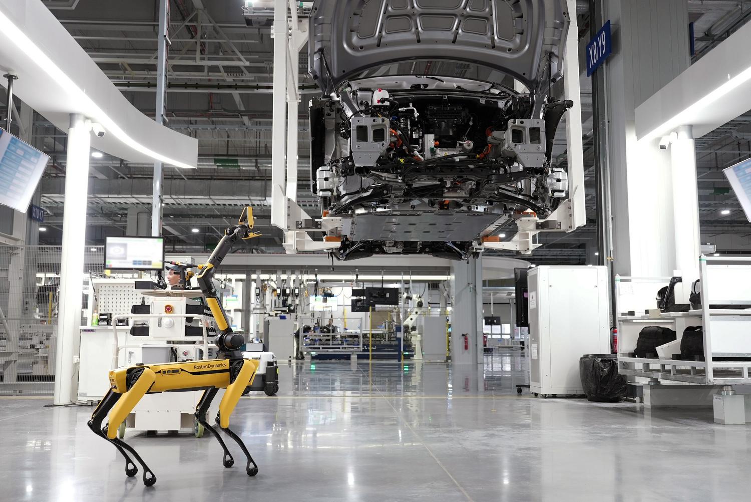Robot autónomo supervisando una línea de ensamblaje en una fábrica de alta tecnología. Robot autónomo supervisando una línea de ensamblaje en una fábrica de alta tecnología.