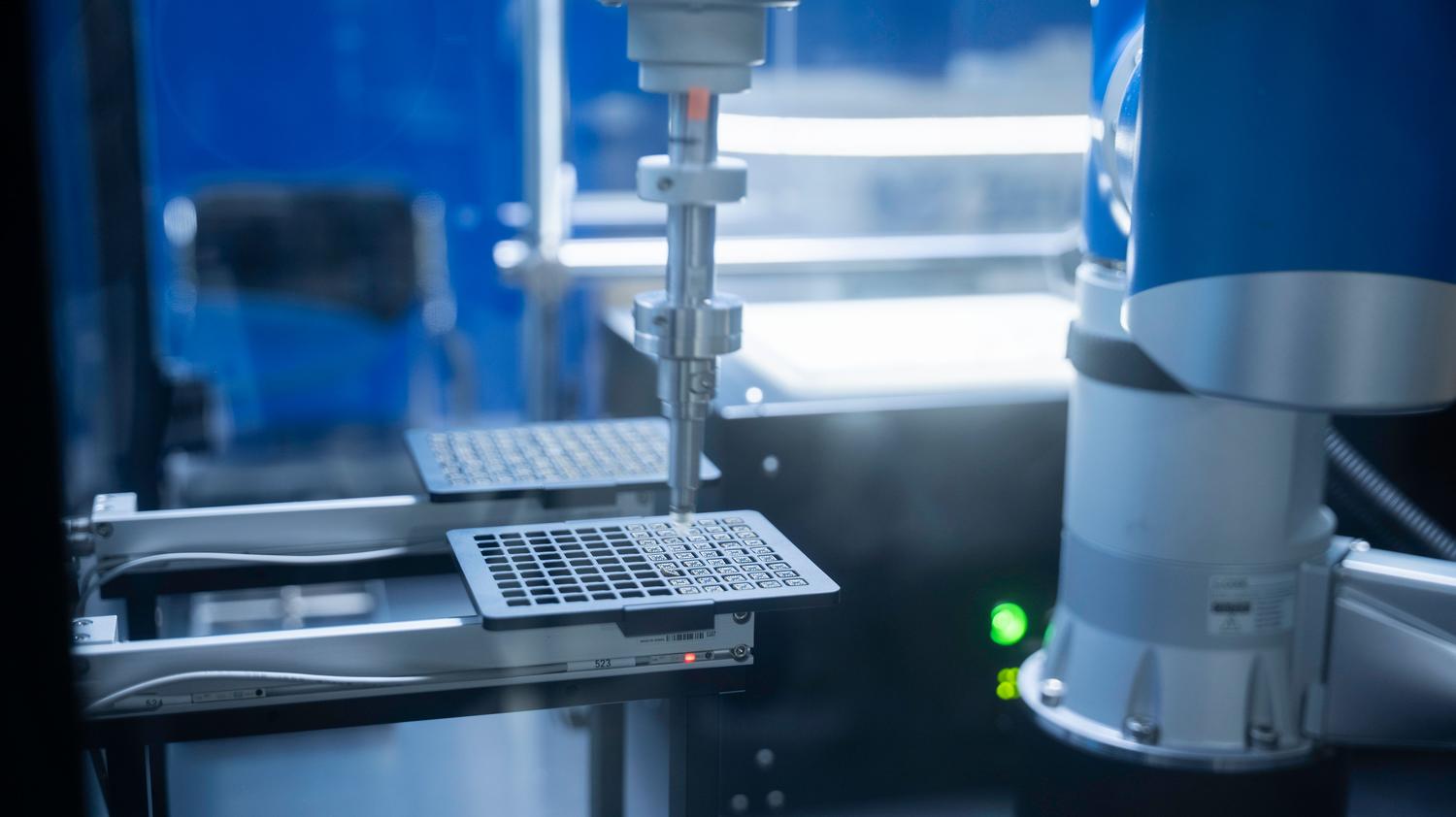 Brazo robótico de alta precisión realizando diagnósticos avanzados en un laboratorio tecnológico. Brazo robótico de alta precisión realizando diagnósticos avanzados en un laboratorio tecnológico.