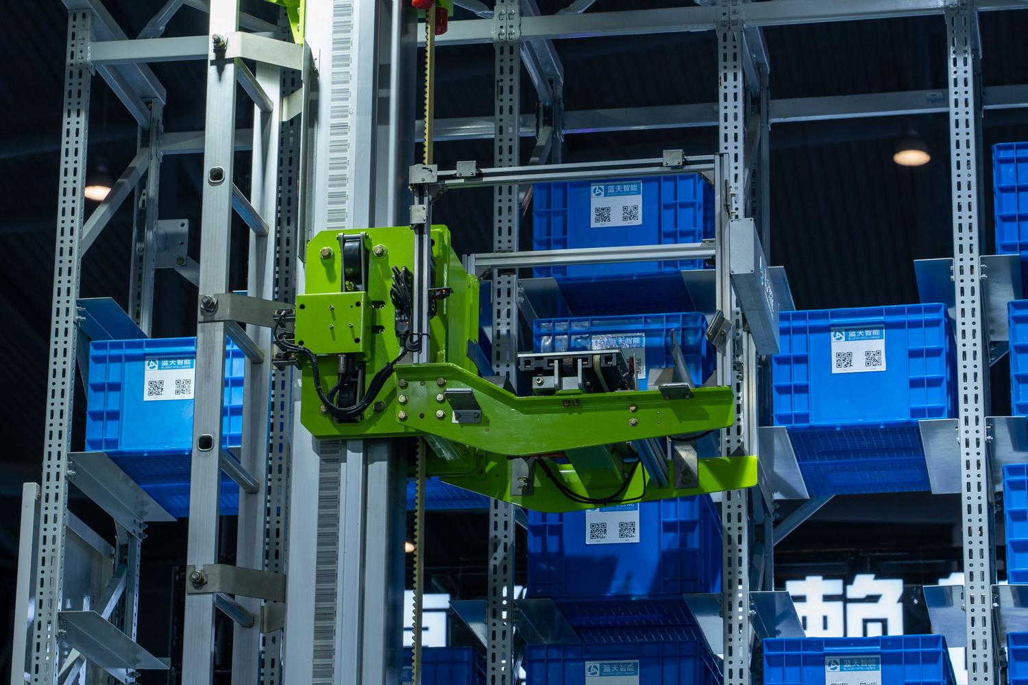 Sistema de almacén automatizado con brazos robóticos gestionando el inventario de piezas de repuesto. Sistema de almacén automatizado con brazos robóticos gestionando el inventario de piezas de repuesto.
