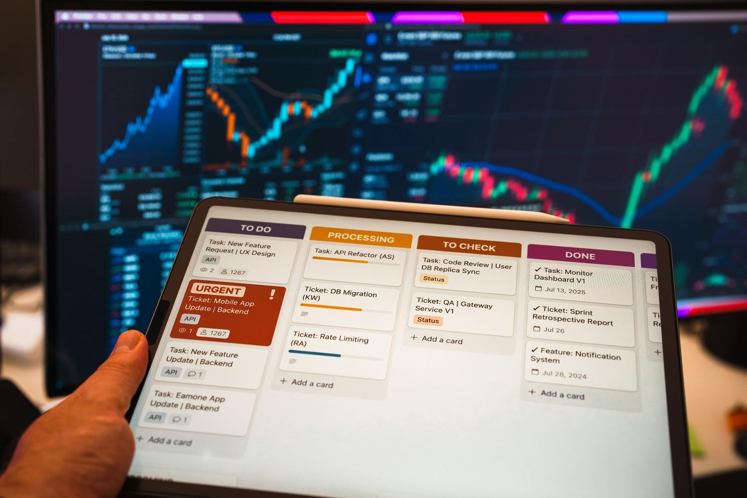 Tablero Kanban digital en una tablet con un panel de control empresarial al fondo, ejemplificando la gestión de tareas repetitivas y la eficiencia operativa.
