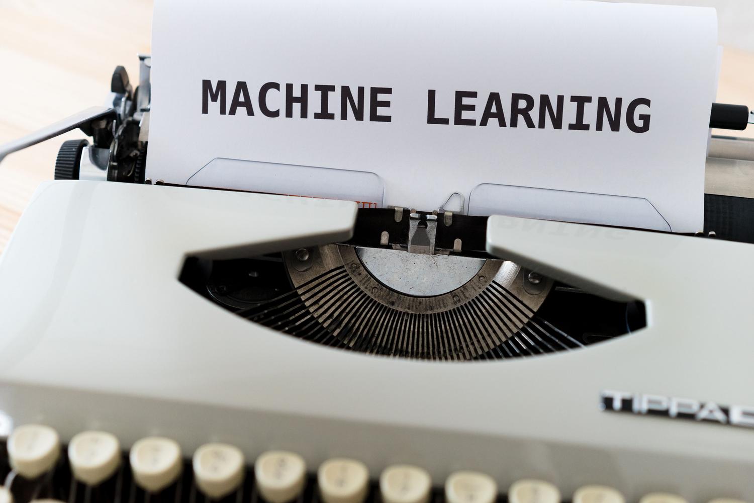 Imagen conceptual de una máquina de escribir antigua con el texto 'MACHINE LEARNING', simbolizando la evolución desde el trabajo manual repetitivo hacia la IA.