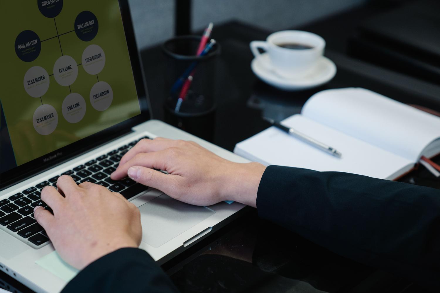 Espacio de trabajo digital con un organigrama en la pantalla, representando la organización, planificación y la transformación digital de la empresa.