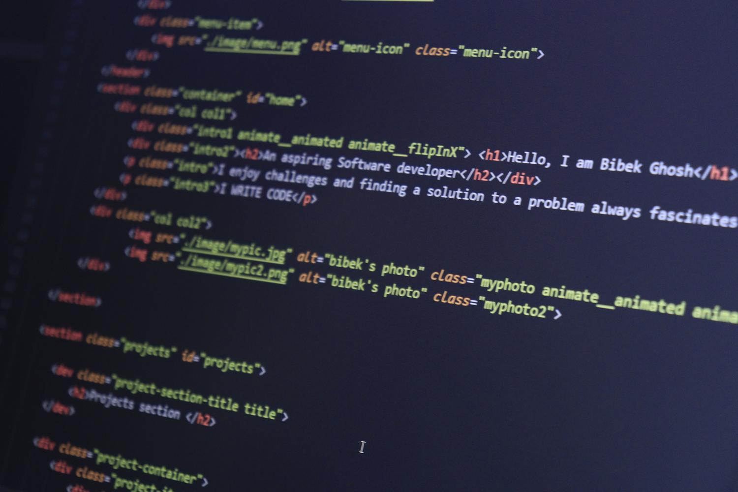 Código HTML visible en una pantalla, representando el desarrollo y la depuración de aplicaciones web.