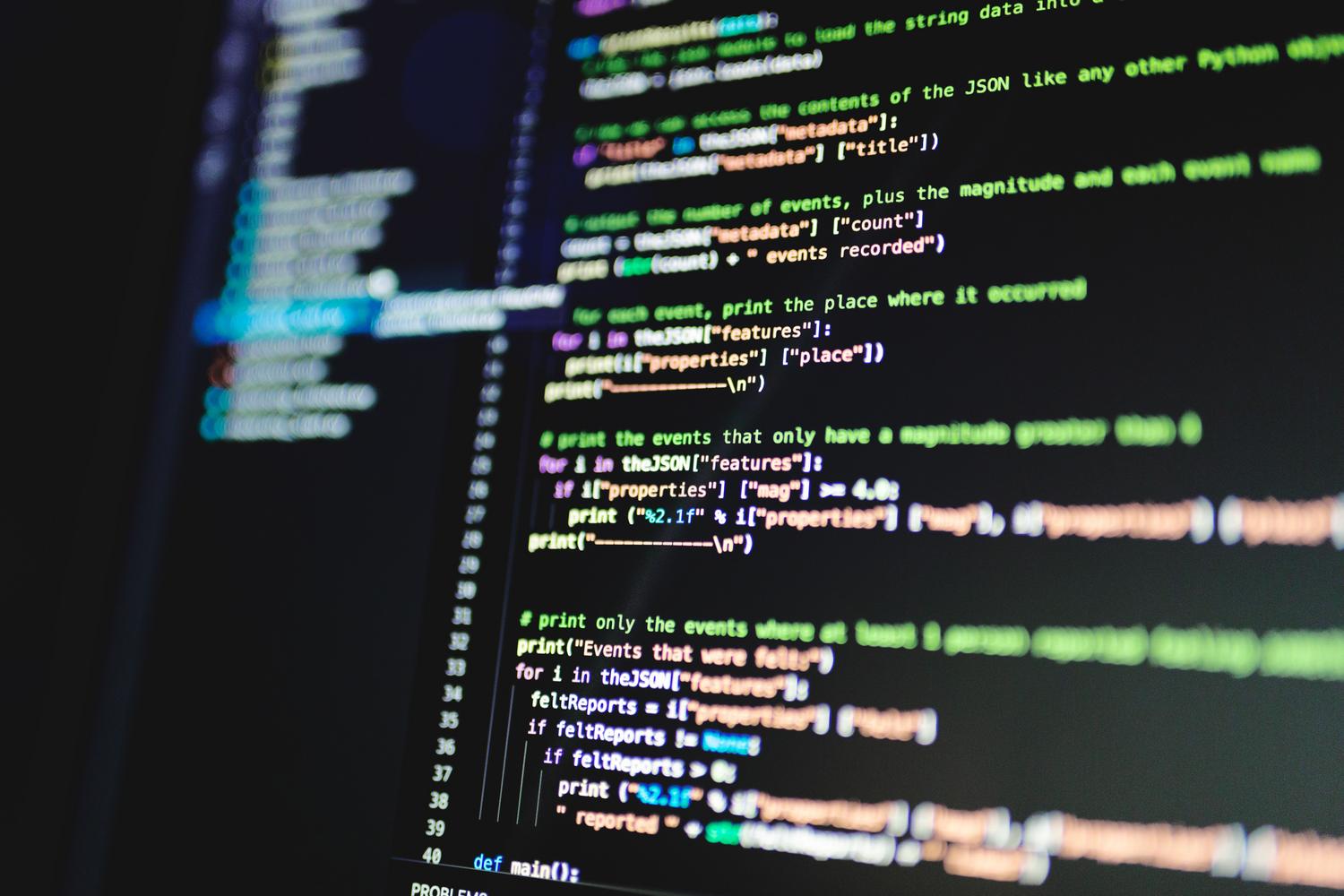 Primer plano de líneas de código resaltadas en un monitor, representando el proceso de análisis y depuración de errores.