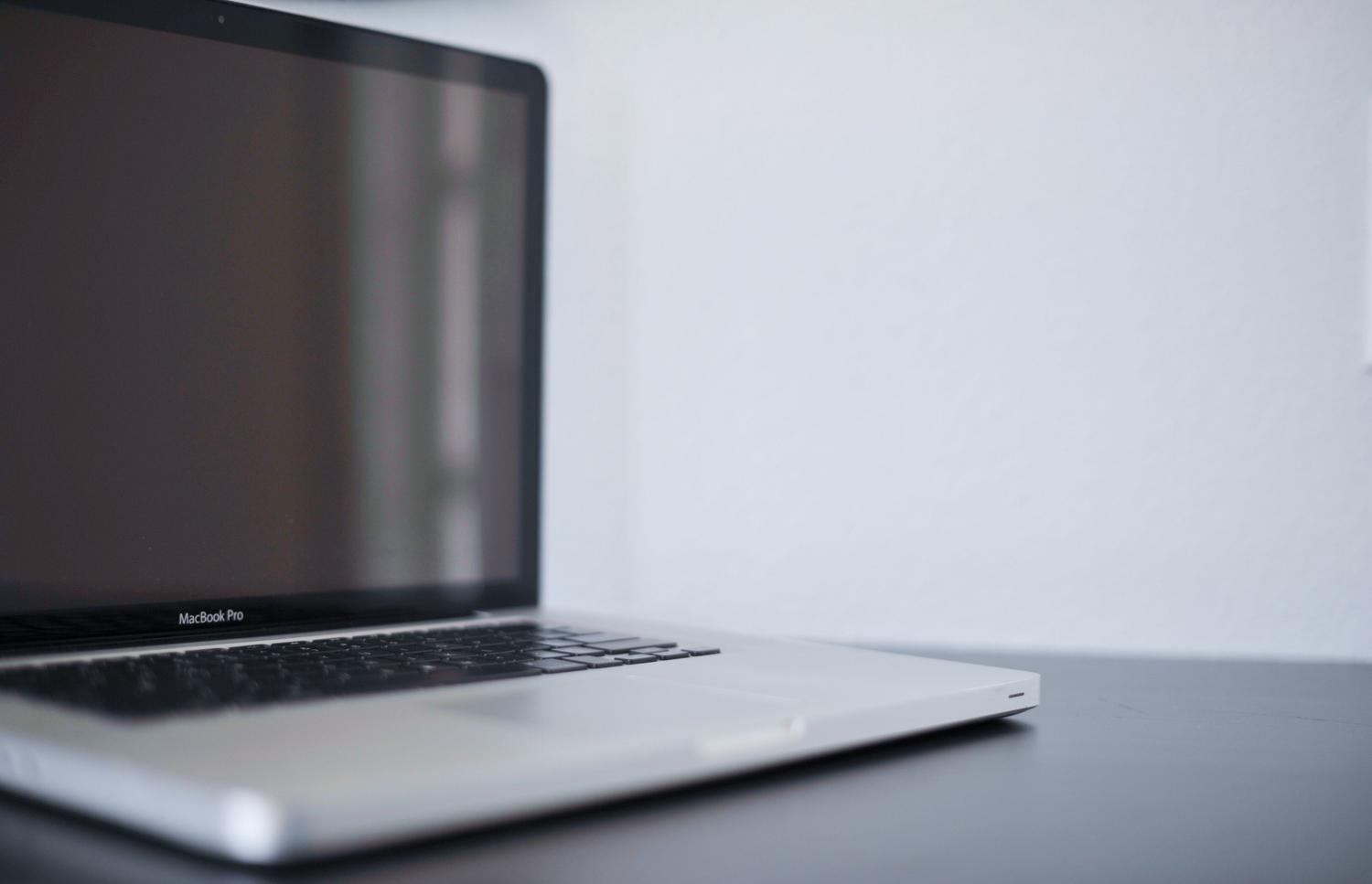 MacBook Pro sobre un escritorio moderno y minimalista, ideal para tutoriales de tecnología en macOS.