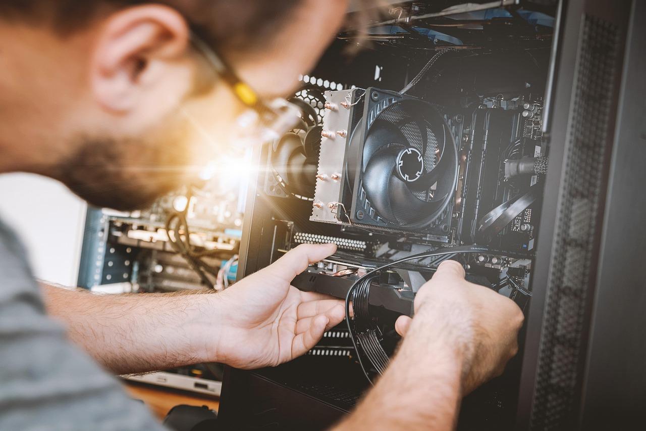 Técnico de informática diagnosticando y reparando el interior de una torre de PC