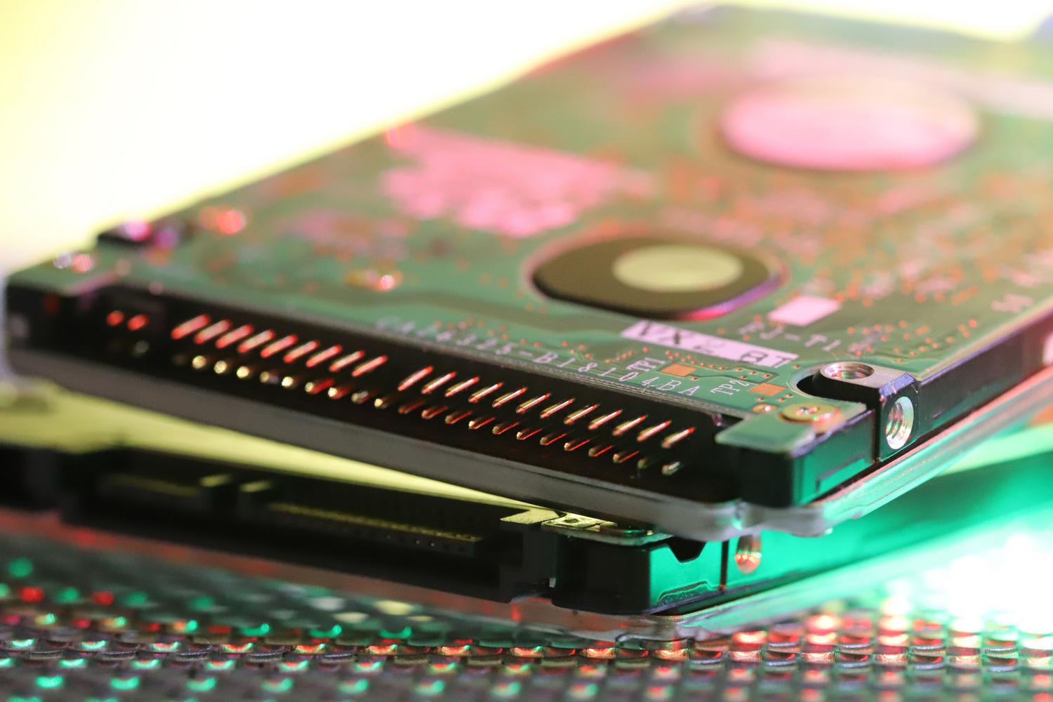 Placa de circuito impreso (PCB) de un disco duro con reflejos tecnológicos