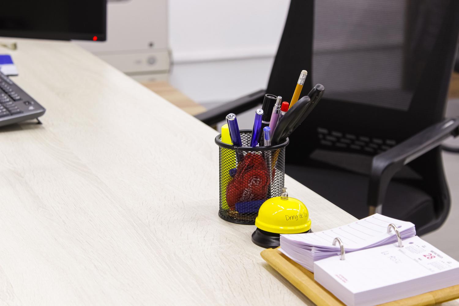 Escritorio de oficina organizado con un portapapeles y útiles de escritura, simbolizando la eficiencia y el orden que aportan las plantillas profesionales.