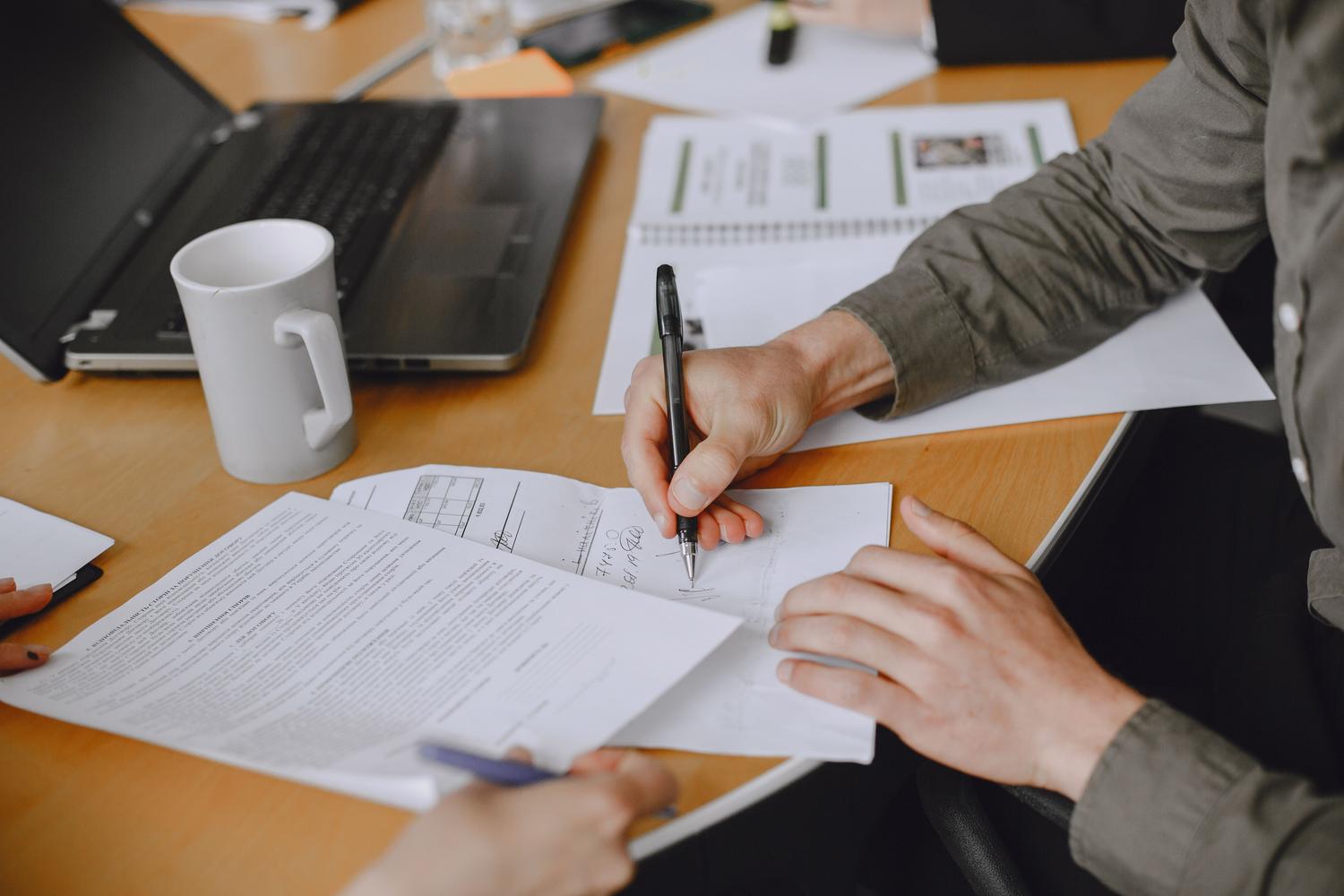 Žmonės pasirašo dokumentus verslo susitikime Žmonės pasirašinėja dokumentus verslo susitikime – idealiai tinka iliustruoti „WPS Office“ elektroninio parašo funkciją.