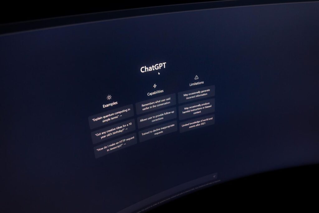 Interfaz de ChatGPT Desktop en un monitor moderno, resaltando sus capacidades de programación y productividad.