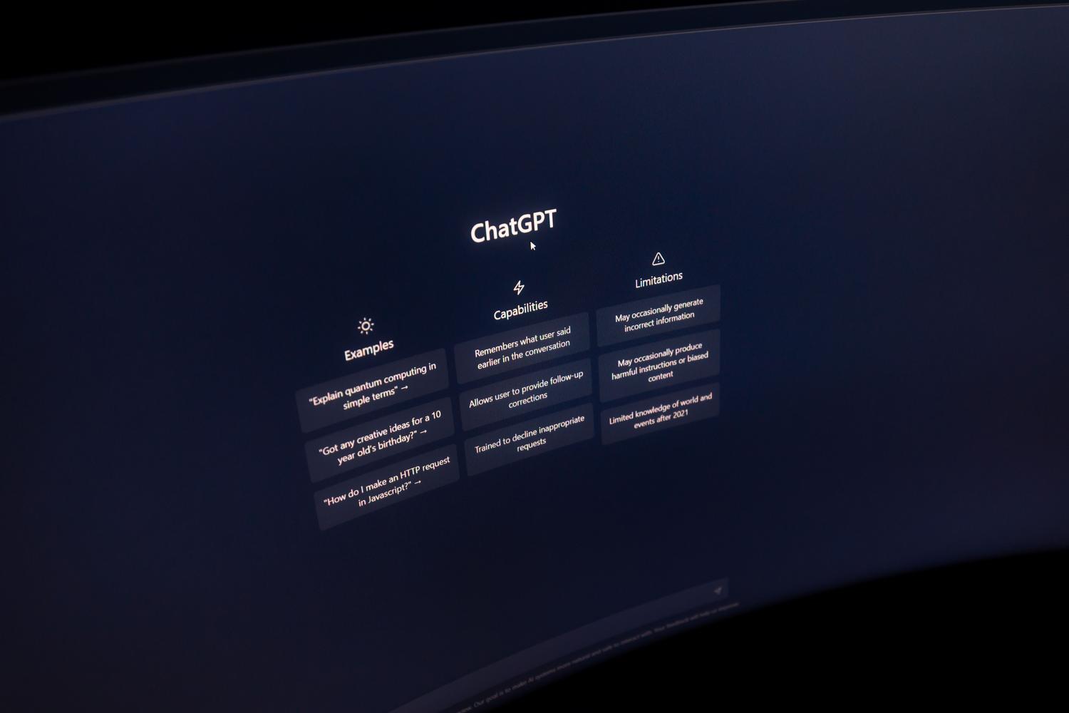 ChatGPT Desktop con capacidades de programación y productividad Interfaz de ChatGPT Desktop en un monitor moderno, resaltando sus capacidades de programación y productividad.