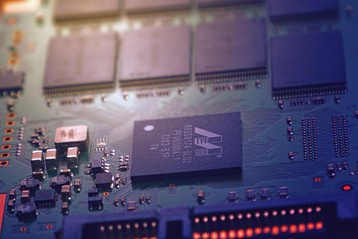 Primer plano de una placa de circuito electrónico representando la limpieza profunda de archivos del sistema