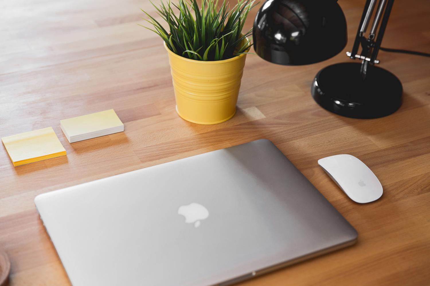 Espacio de trabajo limpio con un MacBook, ideal para optimización de macOS