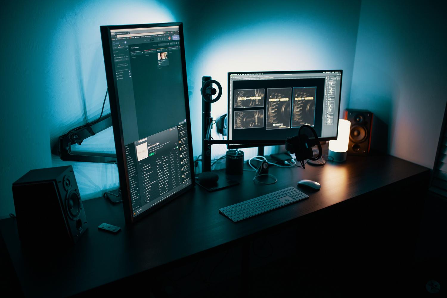Escritorio moderno con doble monitor, ideal para ilustrar los ajustes de frecuencia de actualización en Windows.