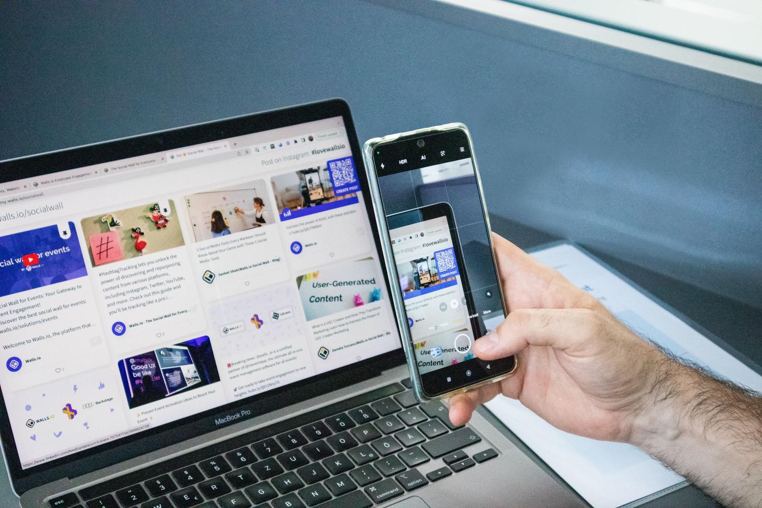 Smartphone capturando una pantalla de ordenador, mostrando la interacción entre la cámara y el PWM del panel.