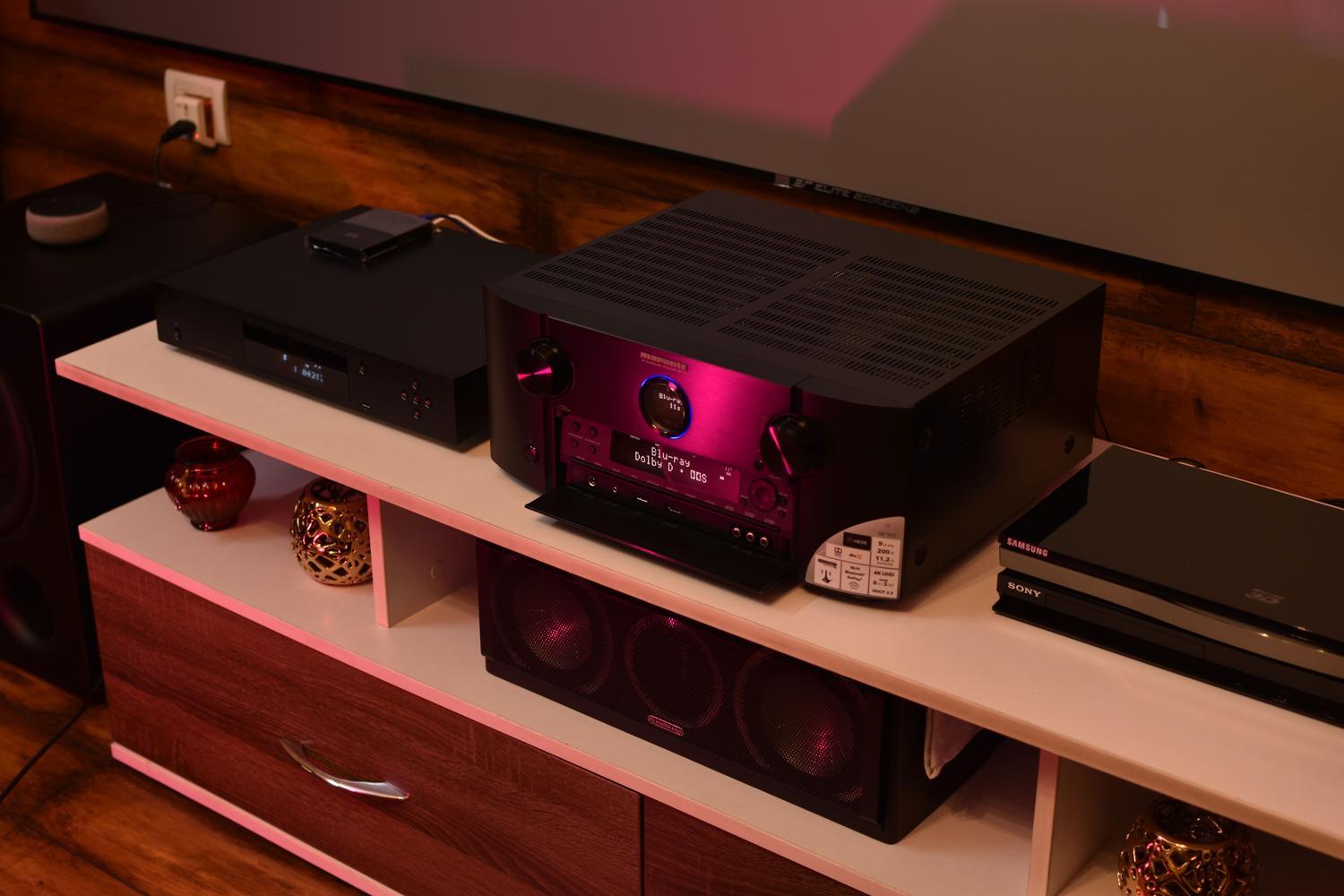 Configuración de amplificador moderno y altavoces para una experiencia de cine en casa