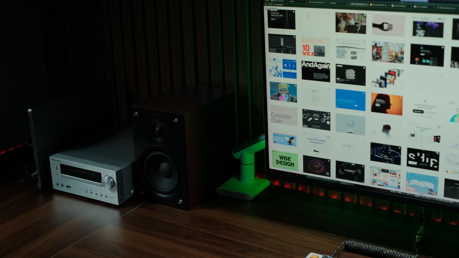 Espacio de trabajo moderno con computadora y equipo de sonido externo