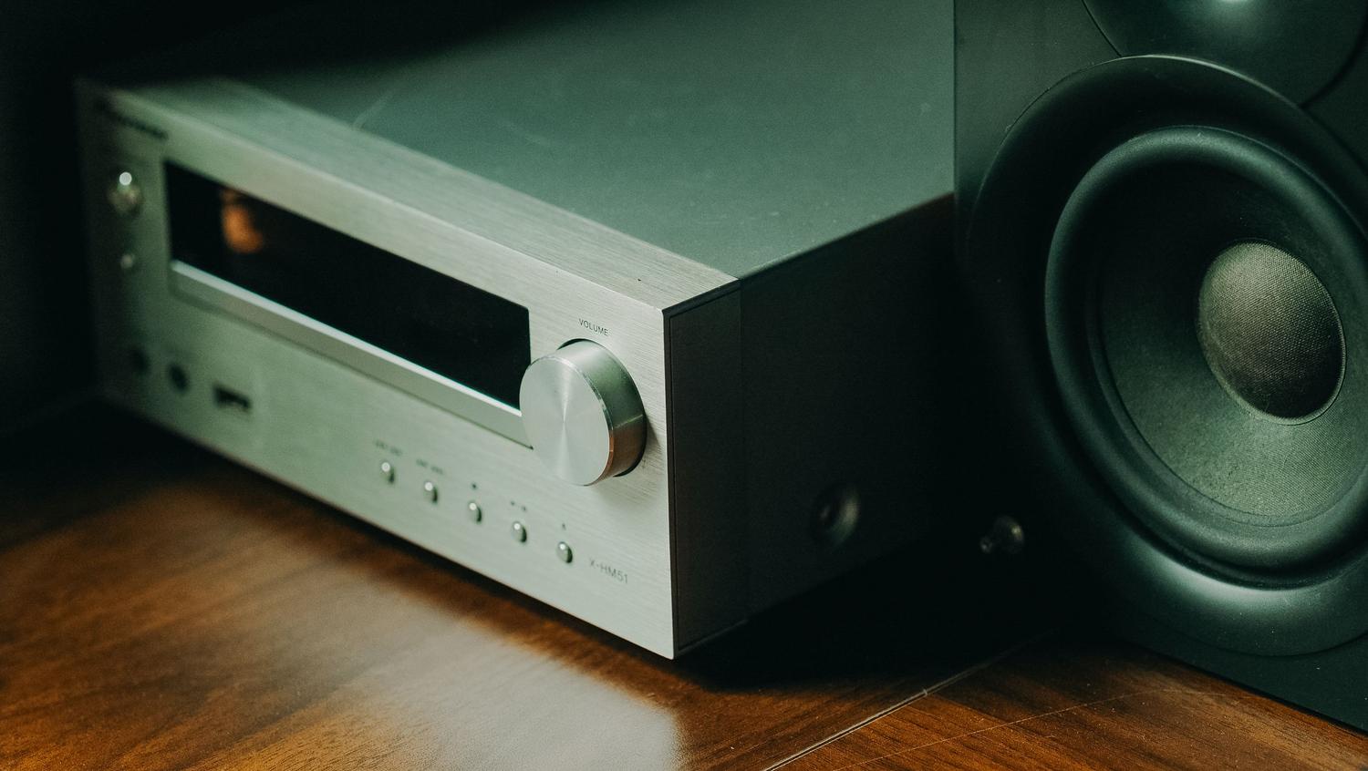 Primer plano de un receptor de audio de alta gama y un altavoz profesional
