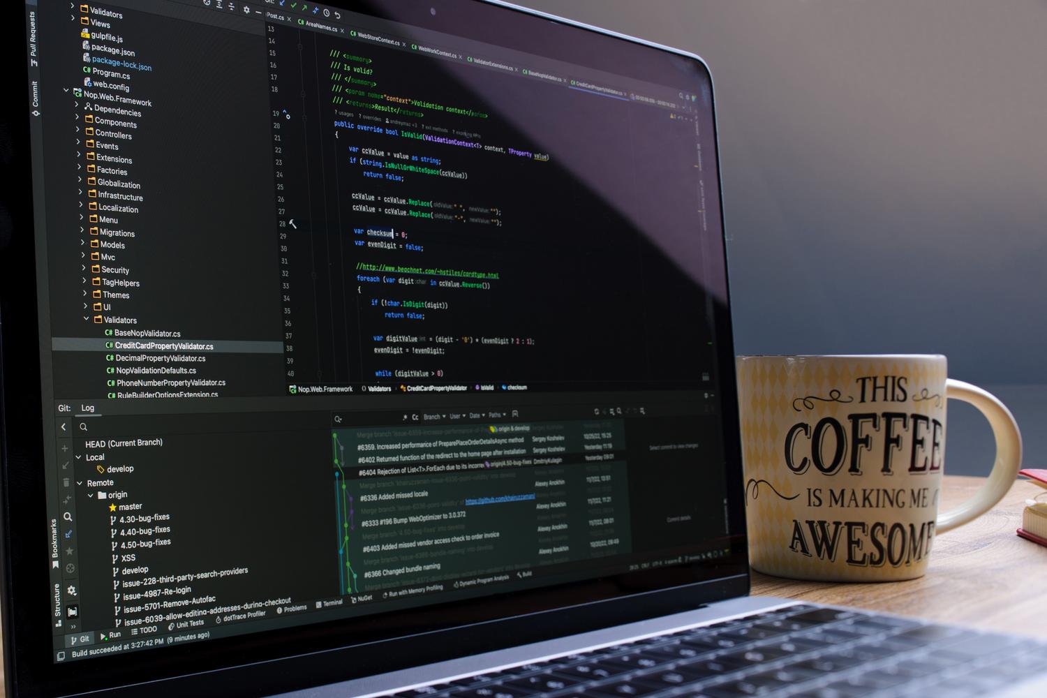 Primer plano de un editor de código mostrando el historial de Git y ramas de desarrollo en la parte inferior.