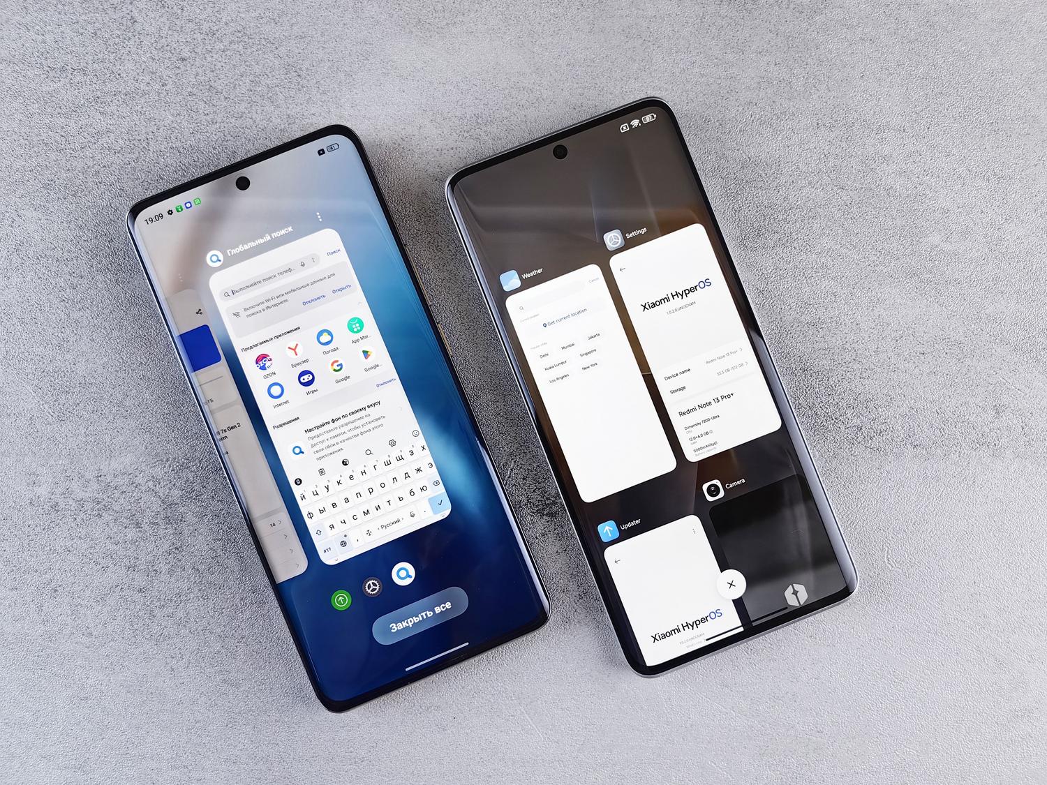 Dos smartphones modernos mostrando la interfaz de búsqueda global y el menú de configuración del sistema para optimizar la organización del escritorio. Dos smartphones modernos mostrando la interfaz de búsqueda global y el menú de configuración del sistema para optimizar la organización del escritorio.