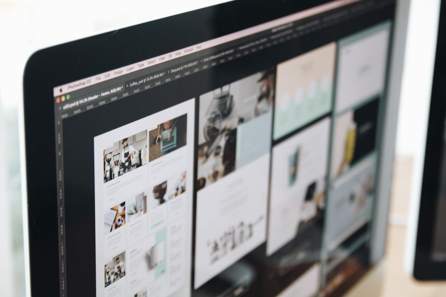Primer plano de una pantalla de ordenador con un diseño web moderno y profesional en proceso de edición, representando la implementación final de la herramienta digital.