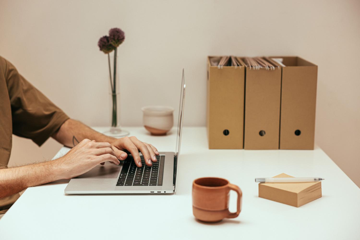 Manos escribiendo en un ordenador portátil en un espacio de trabajo minimalista, ilustrando la agilidad del flujo de trabajo en la nube. Manos escribiendo en un ordenador portátil en un espacio de trabajo minimalista, ilustrando la agilidad del flujo de trabajo en la nube.