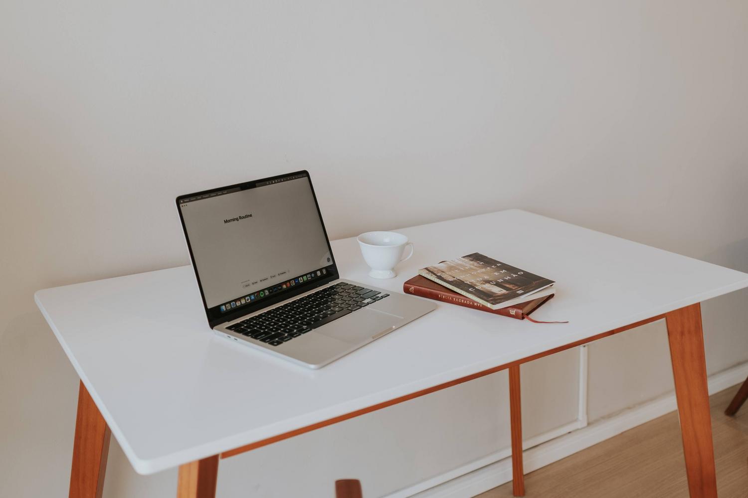 Entorno de trabajo intelectual con libros, café y un ordenador, perfecto para la redacción académica. Entorno de trabajo intelectual con libros, café y un ordenador, perfecto para la redacción académica.
