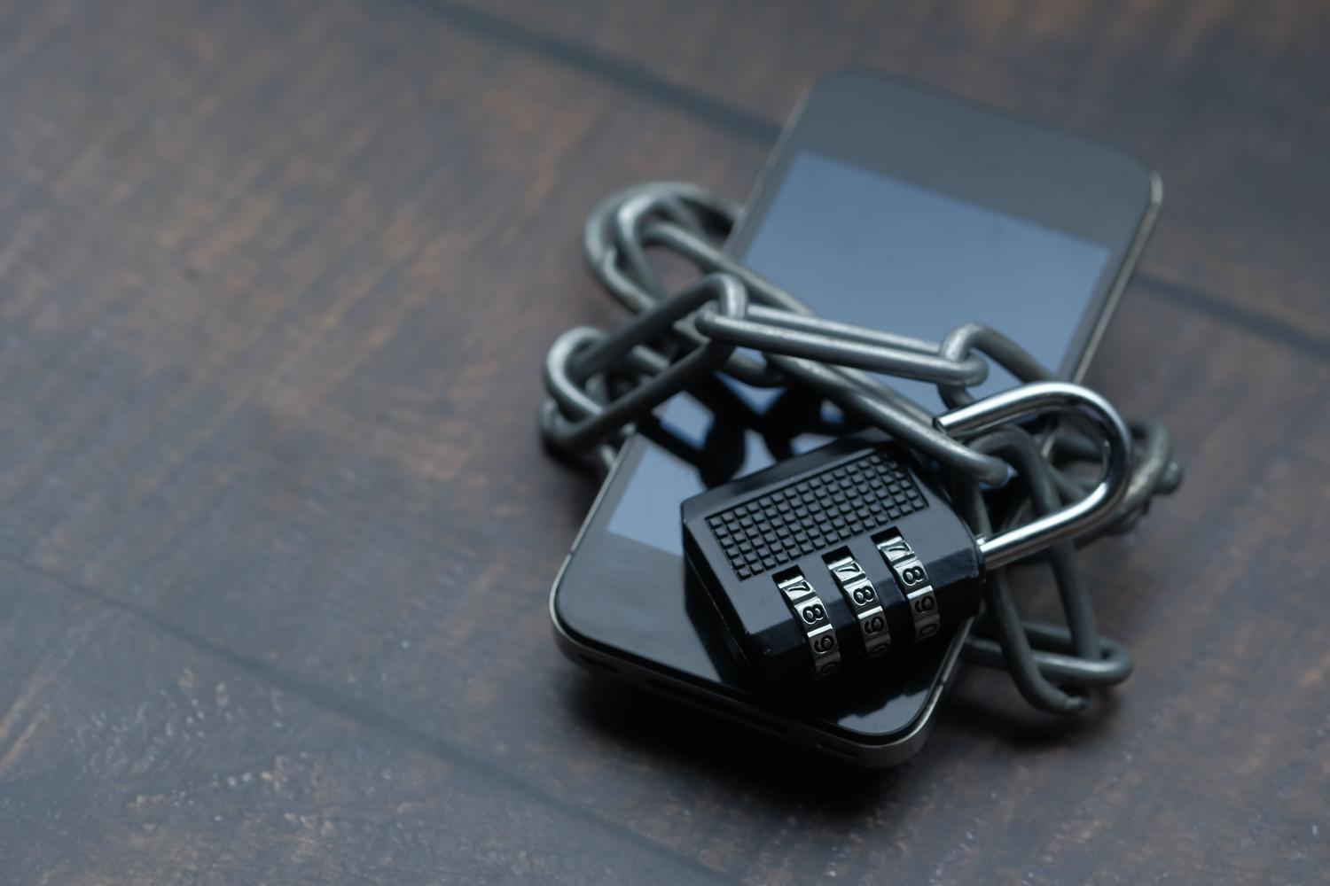 Imagen simbólica de un smartphone con un candado y cadena, ilustrando el cifrado de datos y el control de seguridad.