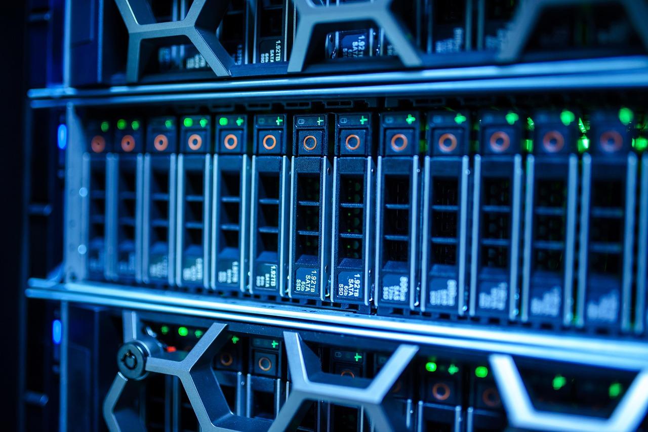 Vista detallada de un centro de datos con servidores y cableado de red, representando el entorno de un servidor VPS o dedicado.