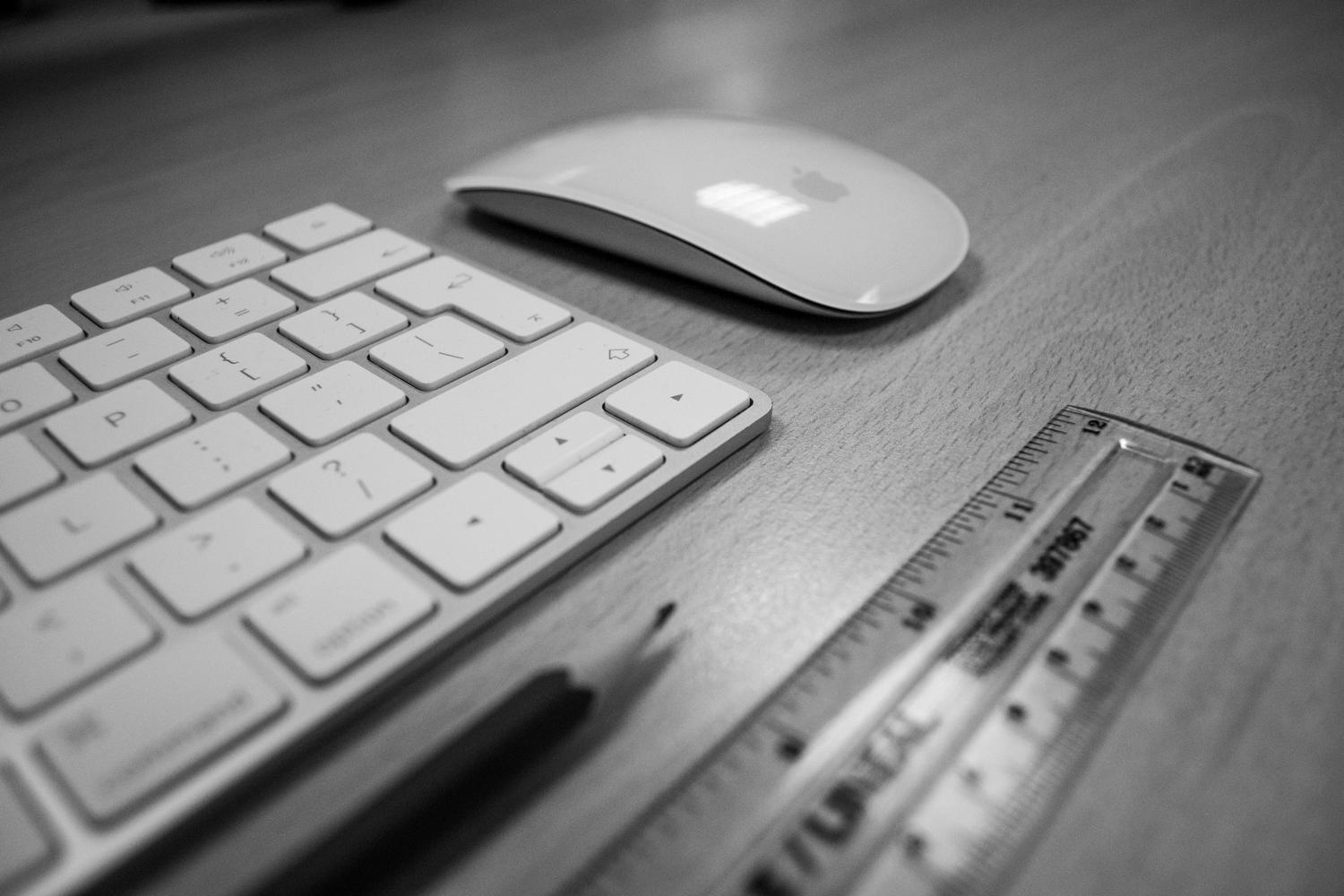 Primer plano en blanco y negro de un teclado Apple, simbolizando el uso de comandos, atajos de teclado y la reducción de fricción en el flujo de trabajo. Primer plano en blanco y negro de un teclado Apple, simbolizando el uso de comandos, atajos de teclado y la reducción de fricción en el flujo de trabajo.
