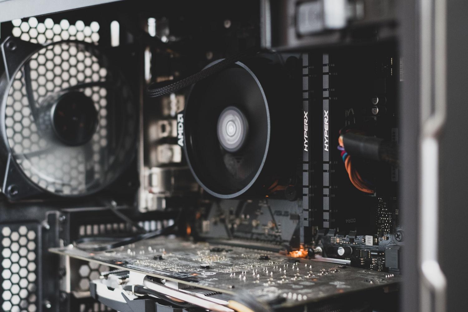 Vista detallada de componentes internos de un PC, incluyendo GPU y RAM, ilustrando los recursos del sistema en Linux.