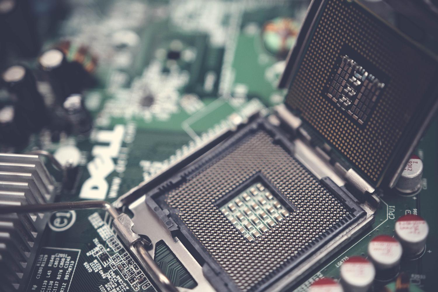 Detalle del zócalo de la CPU en una placa base, ilustrando los requisitos de hardware como el TPM
