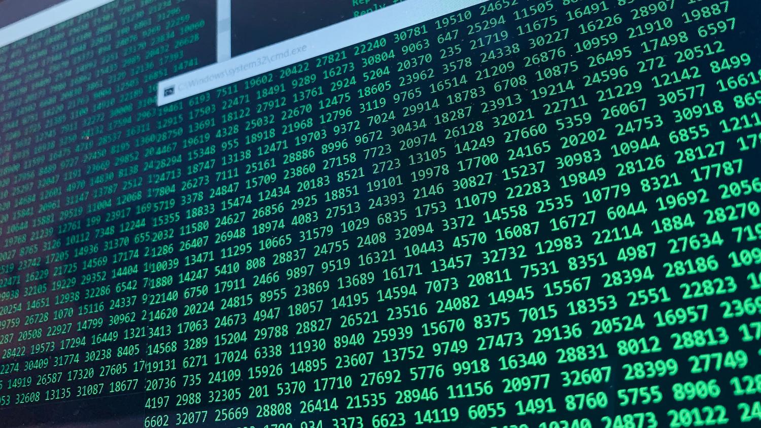 Detalle de una pantalla de consola mostrando flujos de datos numéricos durante un escaneo de vulnerabilidades automatizado.