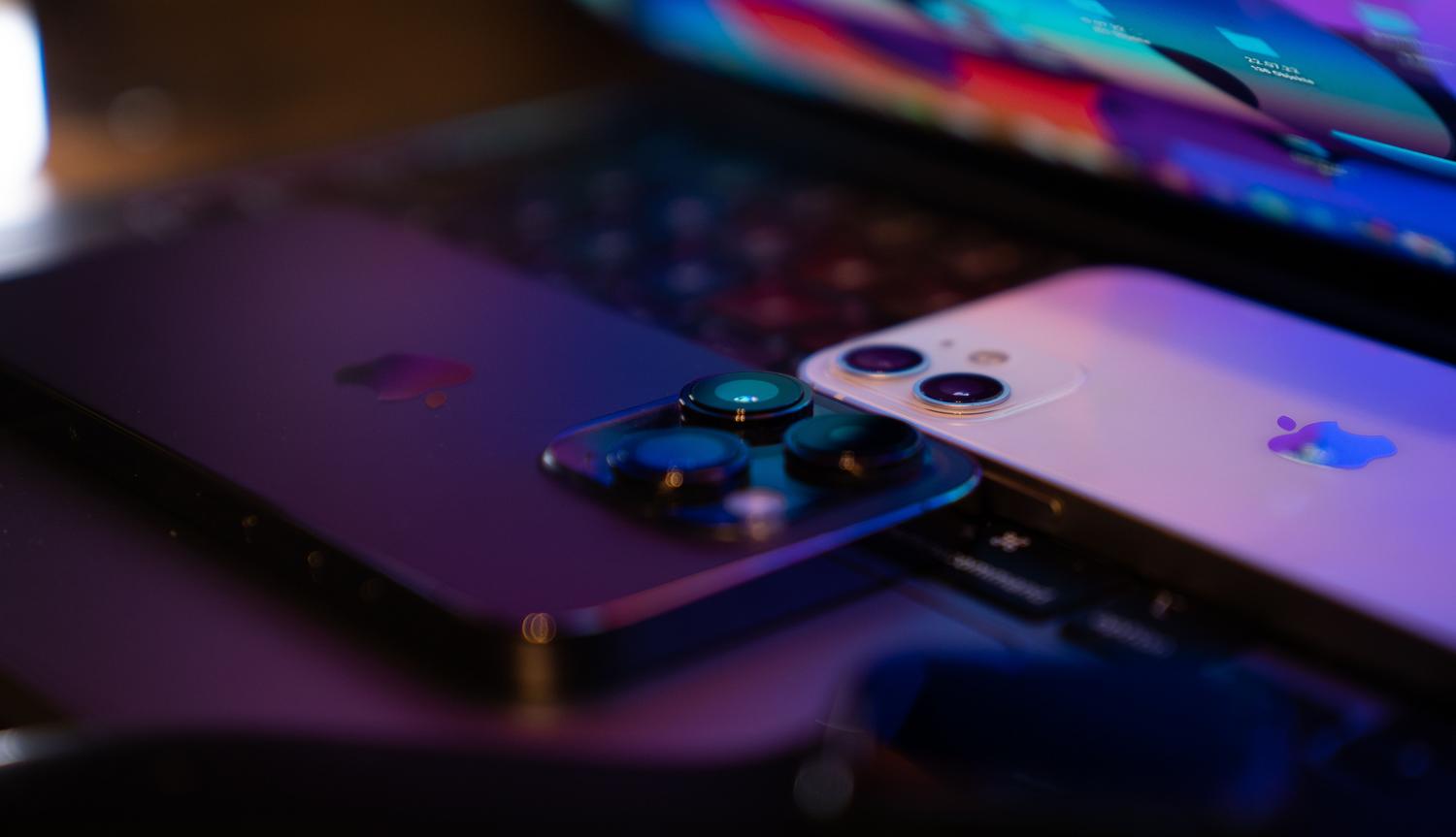 Dos smartphones modernos colocados sobre el teclado de un portátil, representando la función Dual Phone y la integración fluida entre el móvil y el ordenador.
