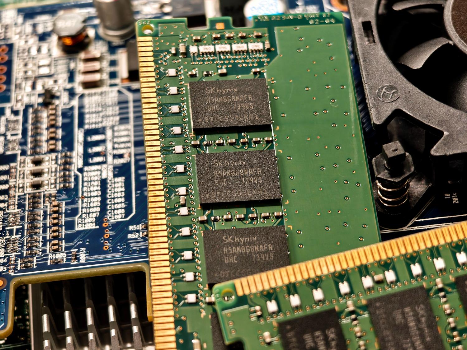 Detalle de chips de memoria y circuitos de una placa base, ilustrando el concepto de VRAM y arquitectura de silicio para IA.