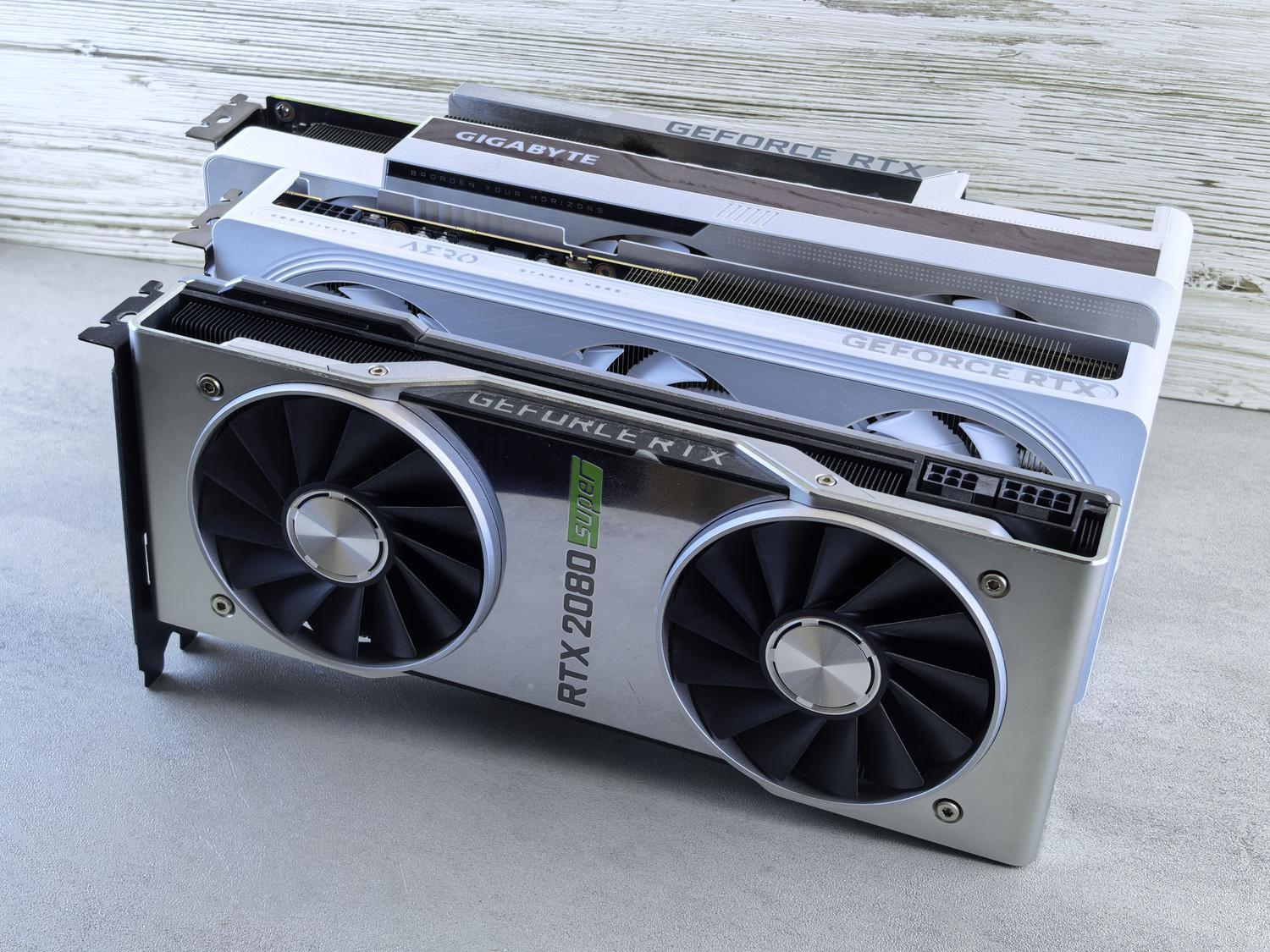 Tarjetas gráficas NVIDIA GeForce RTX, el hardware crítico para optimizar la VRAM en pipelines de inferencia.