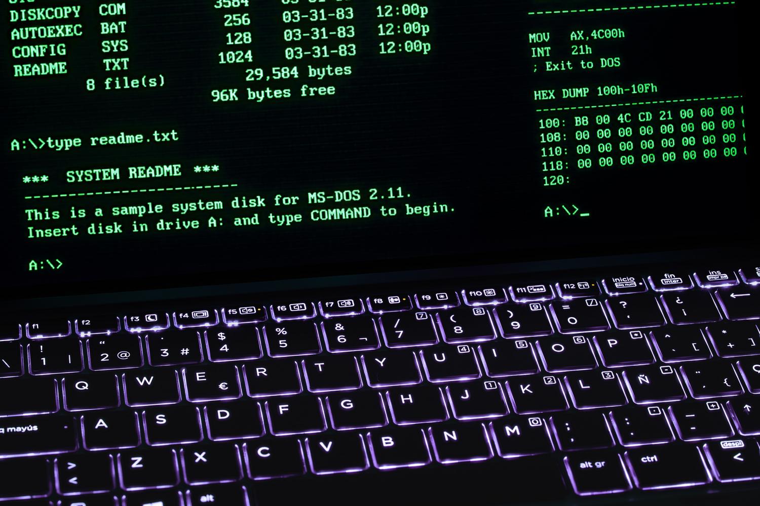 Terminal de comandos en un ordenador, representando el despliegue de herramientas como Ollama en entornos Linux.