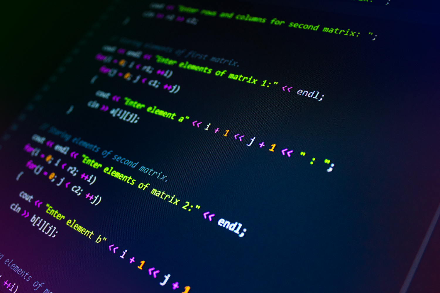 Primer plano de código de programación colorido en un monitor, ilustrando el desarrollo con herramientas open source.