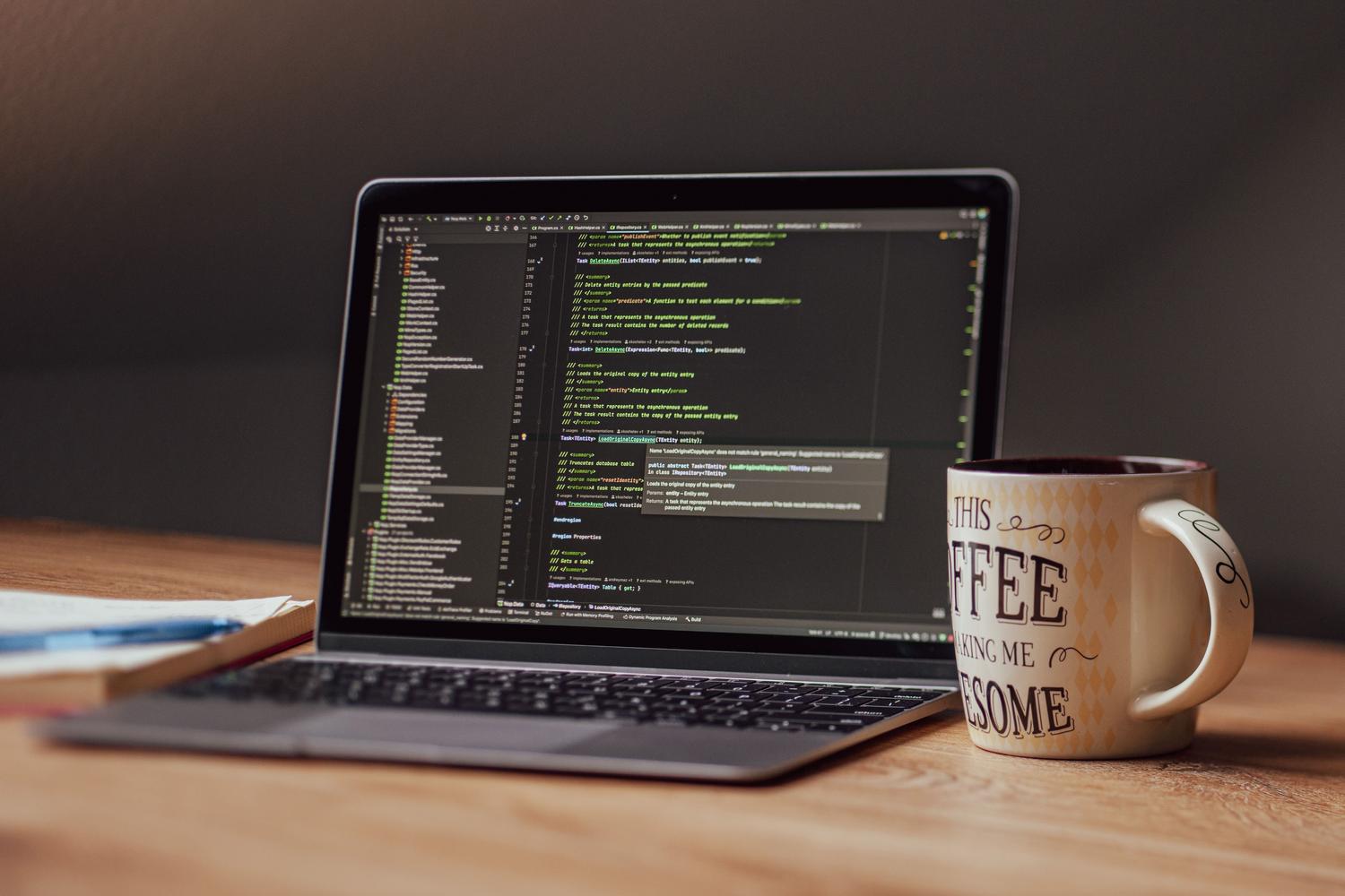 Espacio de trabajo moderno de un desarrollador con un portátil y café, ilustrando el entorno ideal para la optimización de modelos de IA.