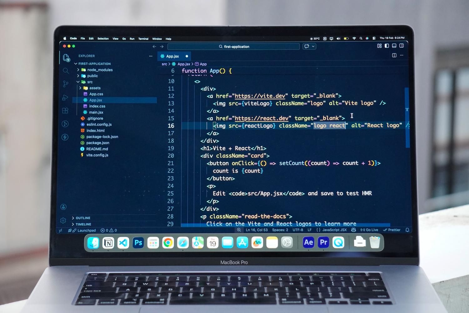 MacBook Pro en una azotea mostrando un editor de código, representando la portabilidad de ejecutar modelos de IA locales en cualquier lugar.
