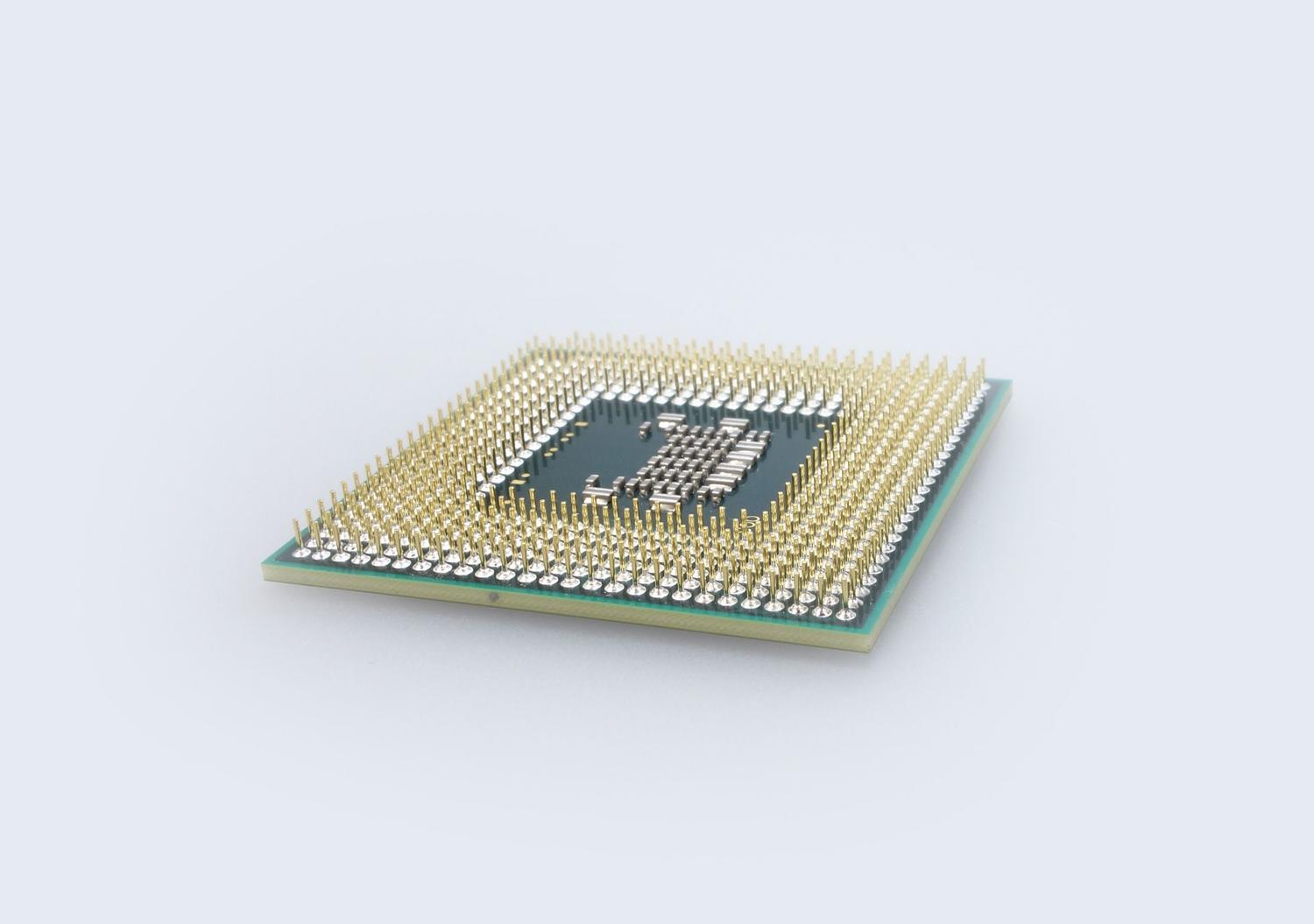 Fotografía macro de un procesador de computadora, simbolizando la arquitectura de CPU y la importancia de la memoria unificada en macOS. Fotografía macro de un procesador de computadora, simbolizando la arquitectura de CPU y la importancia de la memoria unificada en macOS.