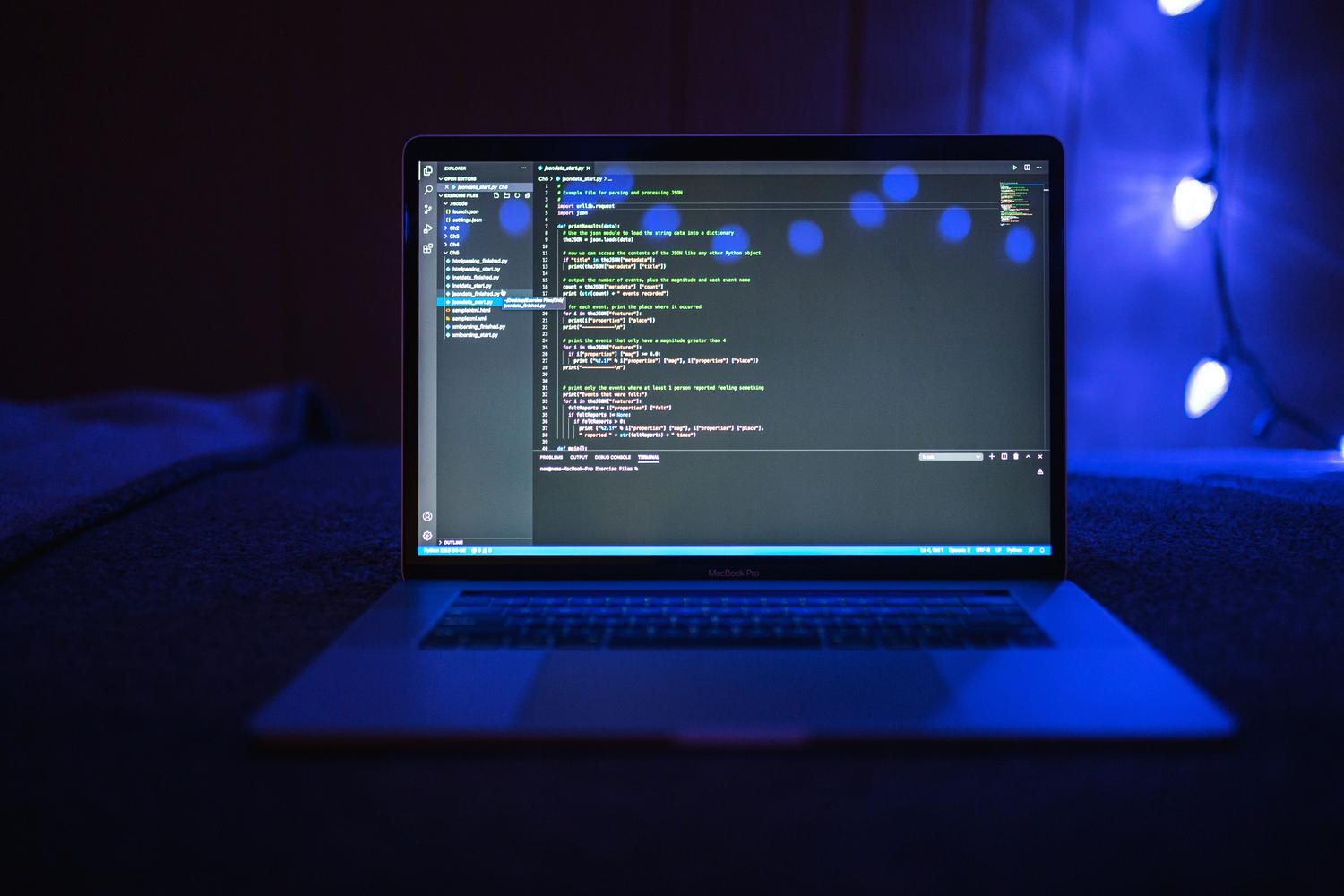 Análisis de código técnico en una pantalla con iluminación azul, representando el proceso de depuración de archivos de volcado.