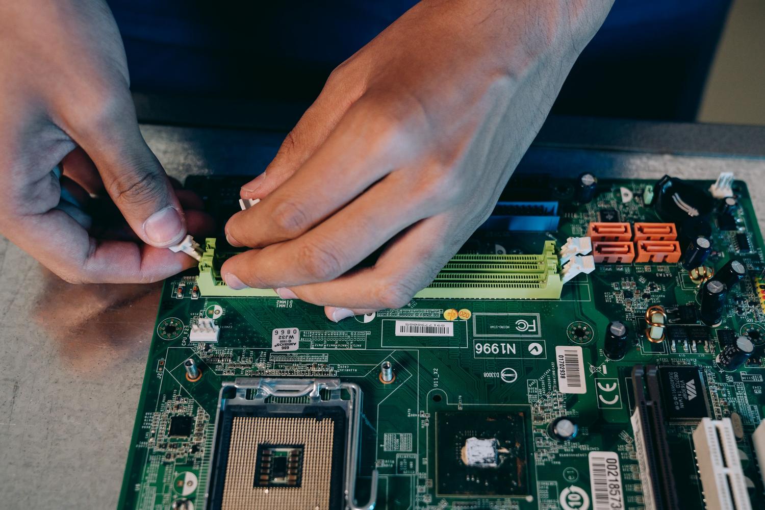 Primer plano de una placa base de ordenador, ilustrando las posibles causas de hardware de un BSOD.