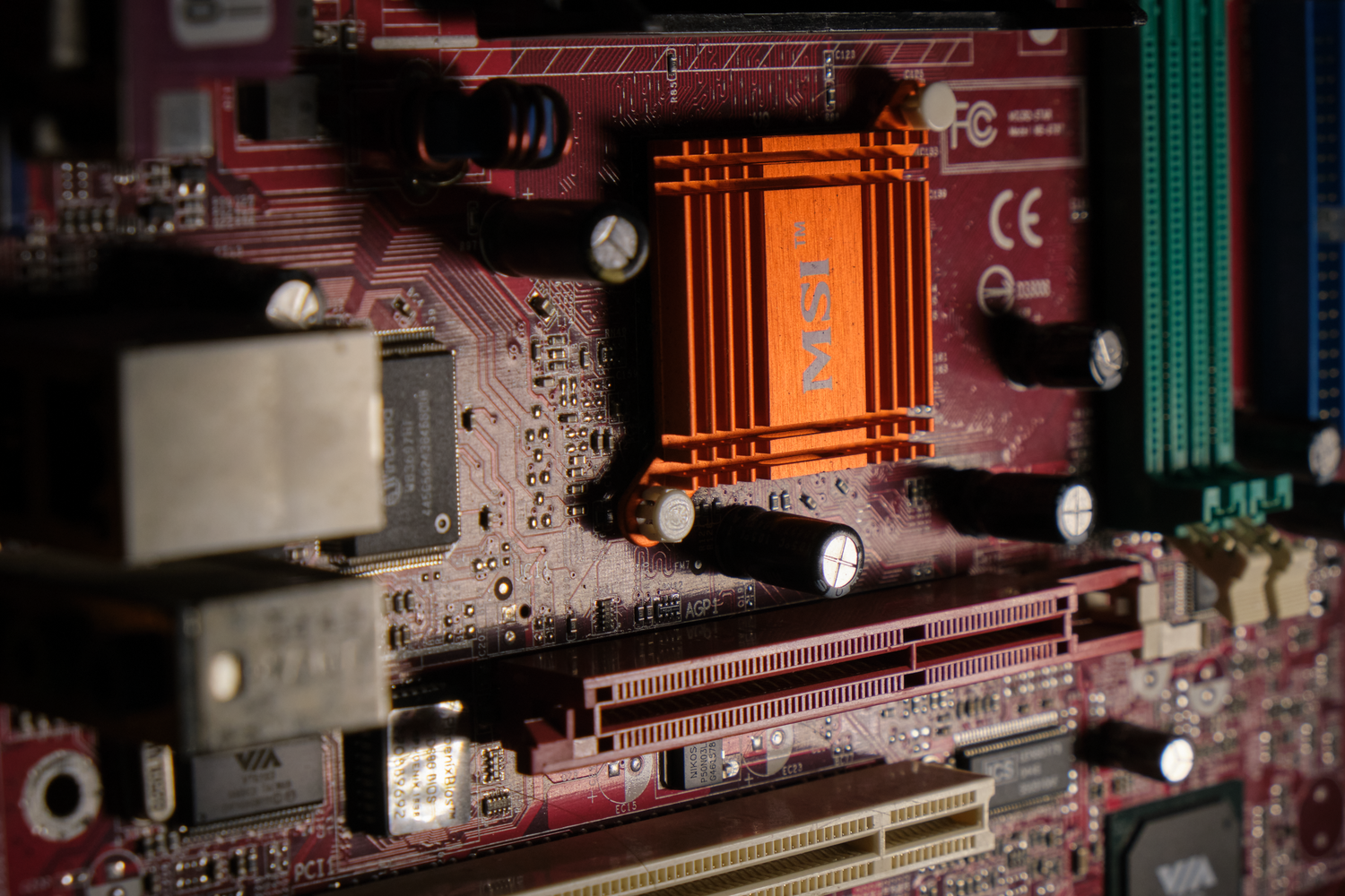 Primer plano detallado de una placa base de ordenador, representando los componentes de hardware como el chip TPM 2.0