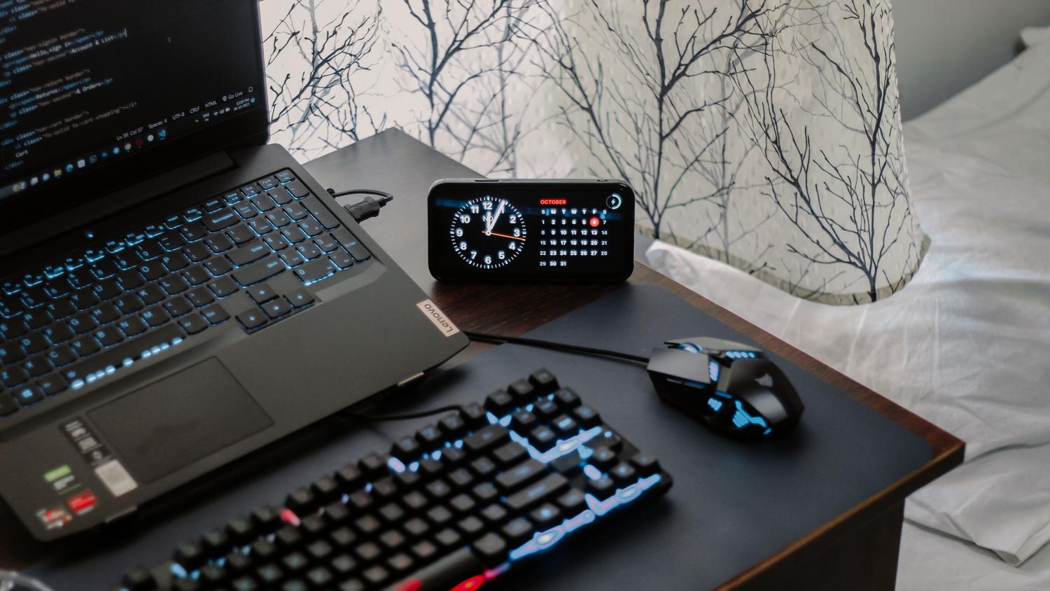 Espacio de trabajo moderno con un ordenador portátil, teclado y ratón, representando la preparación para una instalación limpia de Windows 11.