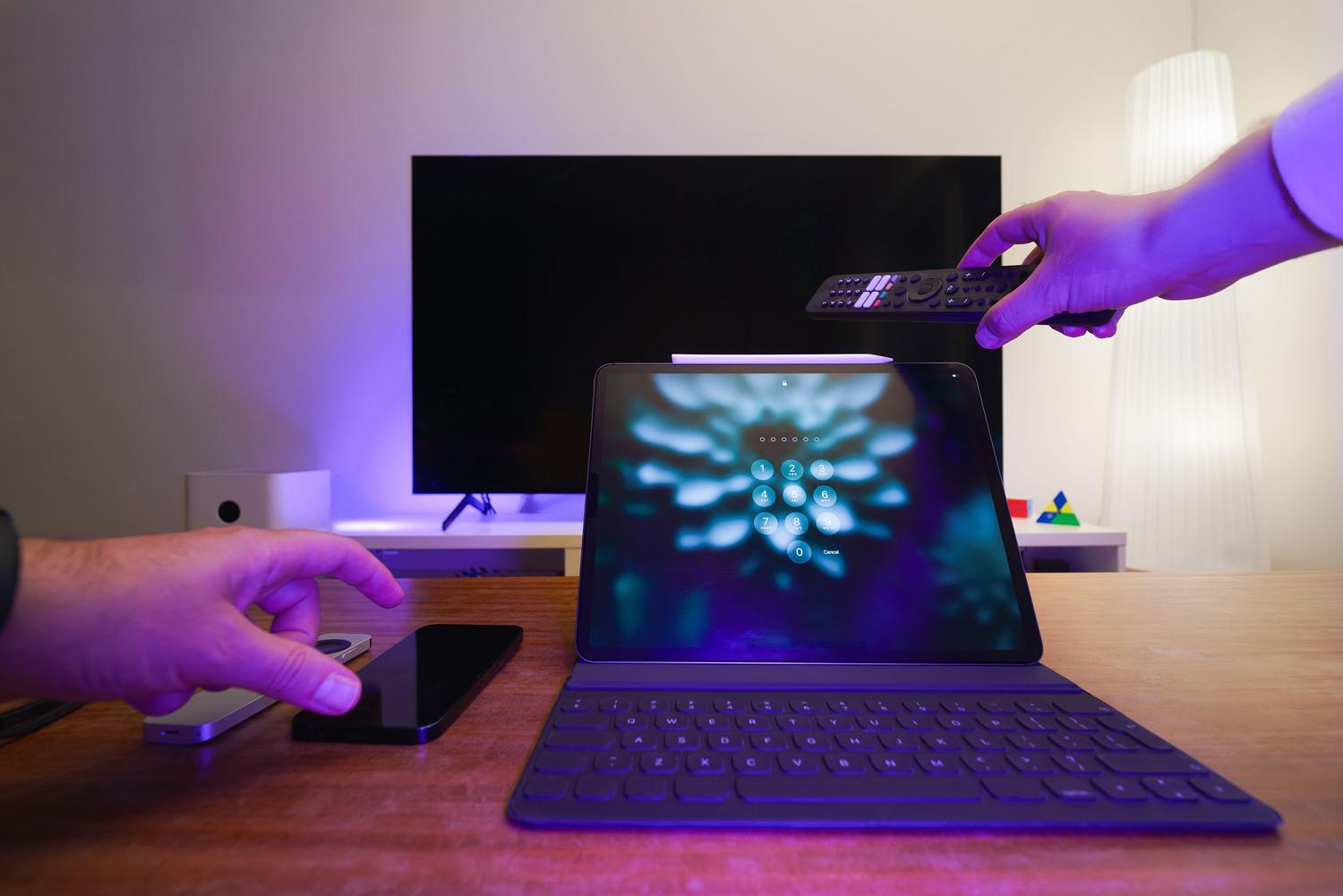 Centro de control del hogar con Smart TV, tableta, móvil y mando a distancia