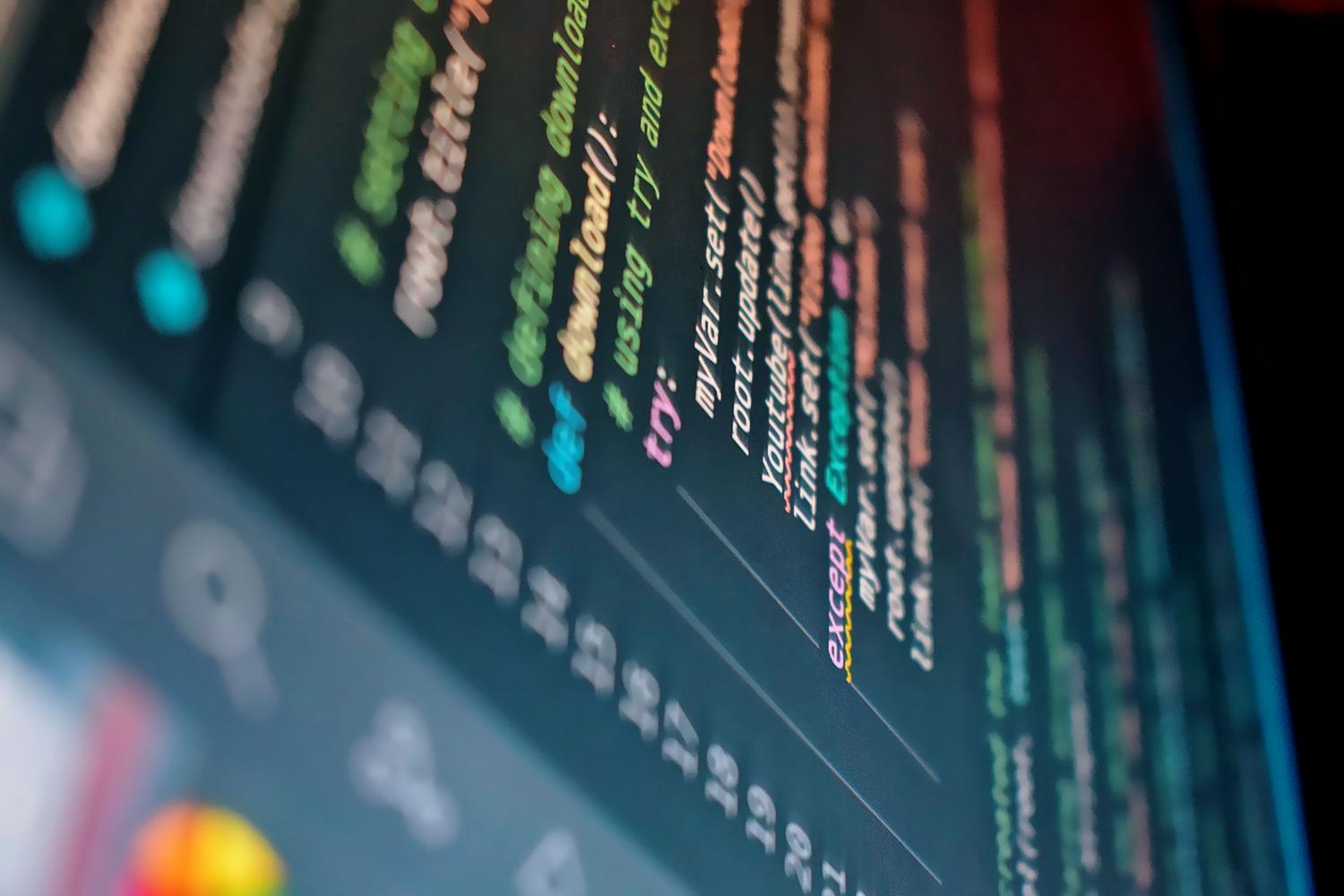Primer plano vibrante de código de programación colorido en una pantalla de computadora.