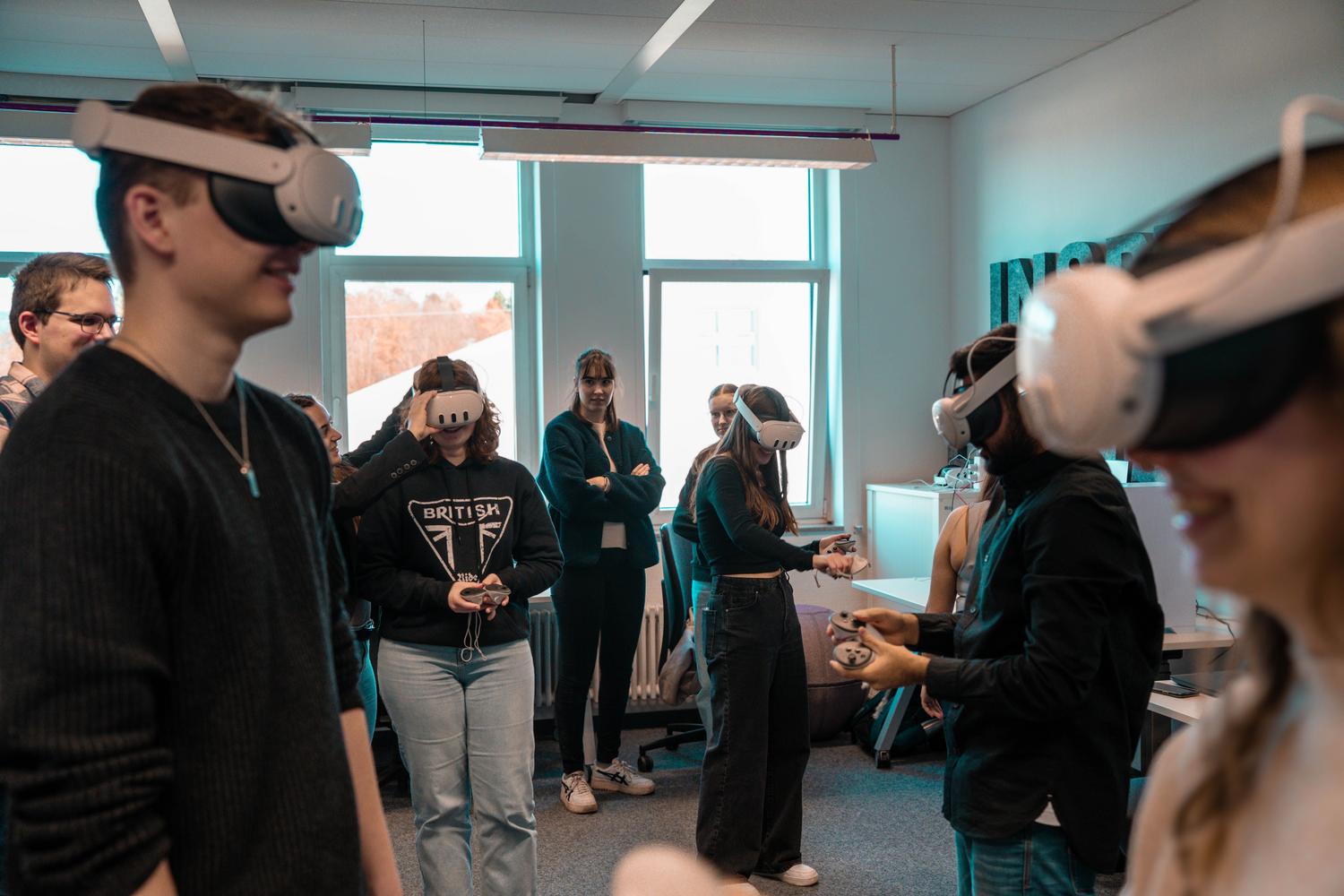 Profesionales utilizando gafas de realidad virtual para experimentar una formación corporativa inmersiva y tecnológica.