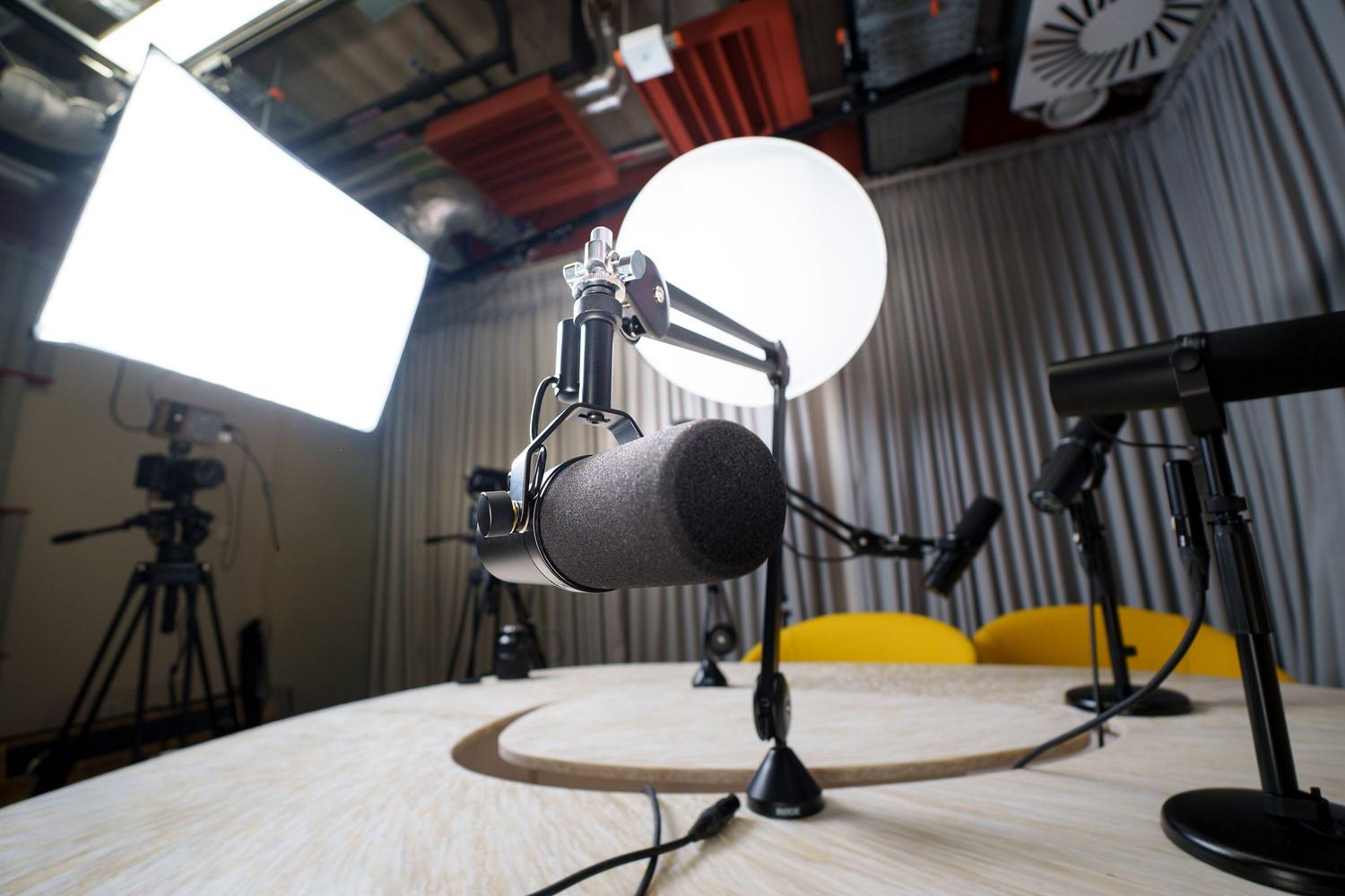 Estudio de grabación de podcast moderno equipado con micrófonos profesionales y accesorios.