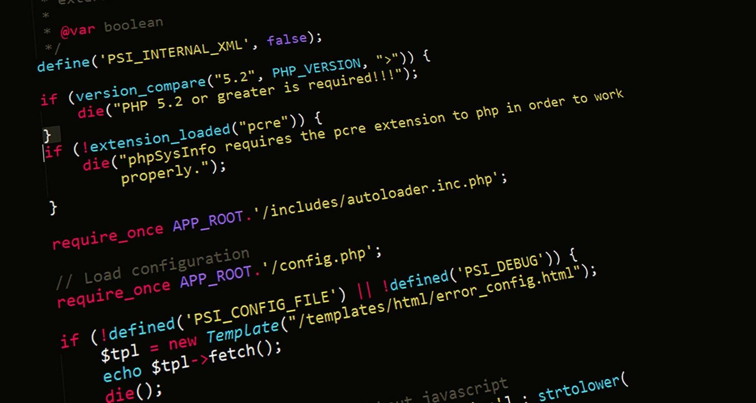 Código PHP visible en una pantalla de ordenador, representando el lenguaje de programación que hace dinámico el servidor LAMP. Código PHP visible en una pantalla de ordenador, representando el lenguaje de programación que hace dinámico el servidor LAMP.